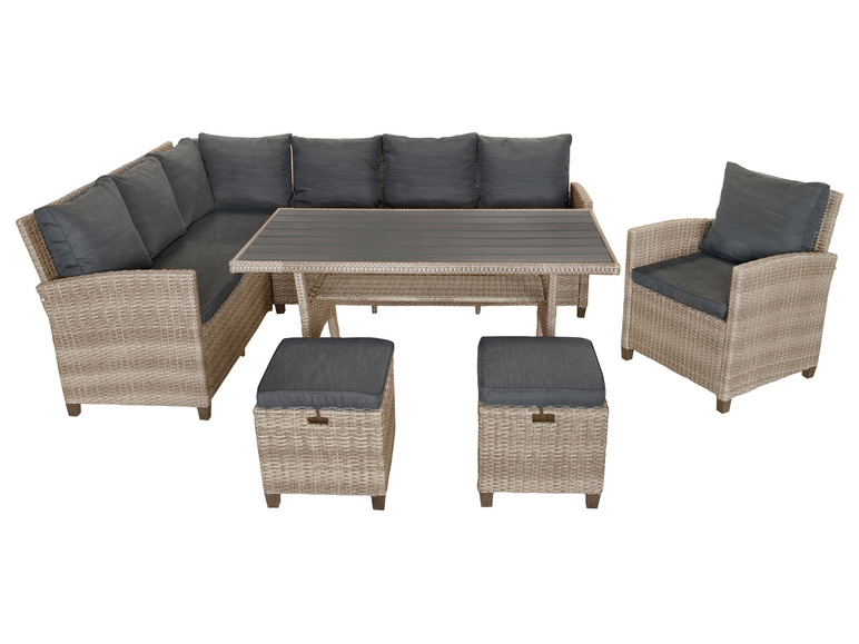 Eine Wicker-Lounge-Garnitur mit einem Eck-Sofa, einem Tisch und zwei Stühlen.