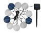 Solar-Lichterkette mit weißen und blauen Papierlaternen und Solarpanel-Erdspieß.