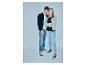 Junger Mann und Frau in Jeans und Jacken mit der Aufschrift „STRENESS BLUE“