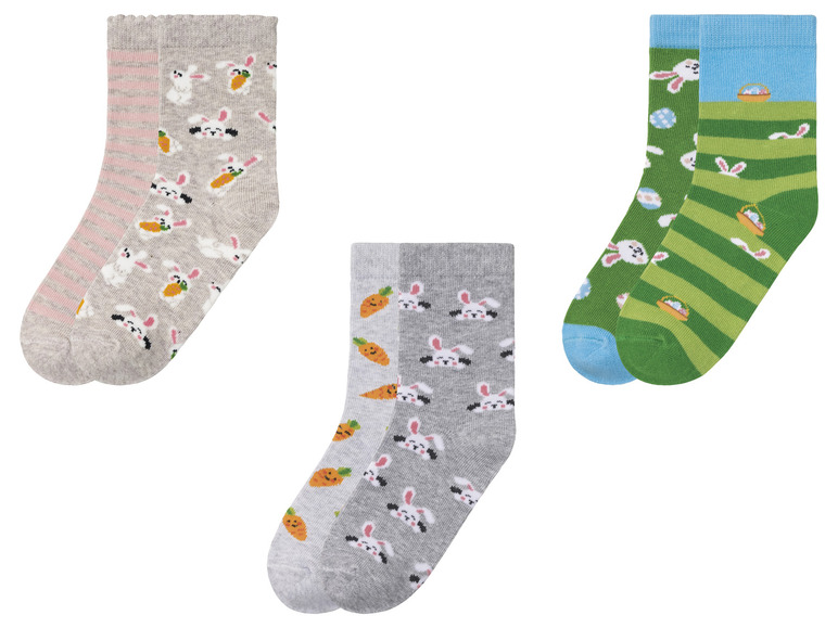 Drei Paar Socken mit Hasen, Karotten und Ostereiern.