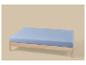 Holzbett mit hellblauer Matratze
