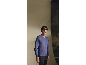 Mann in blauem V-Ausschnitt-Pullover und dunkler Hose.