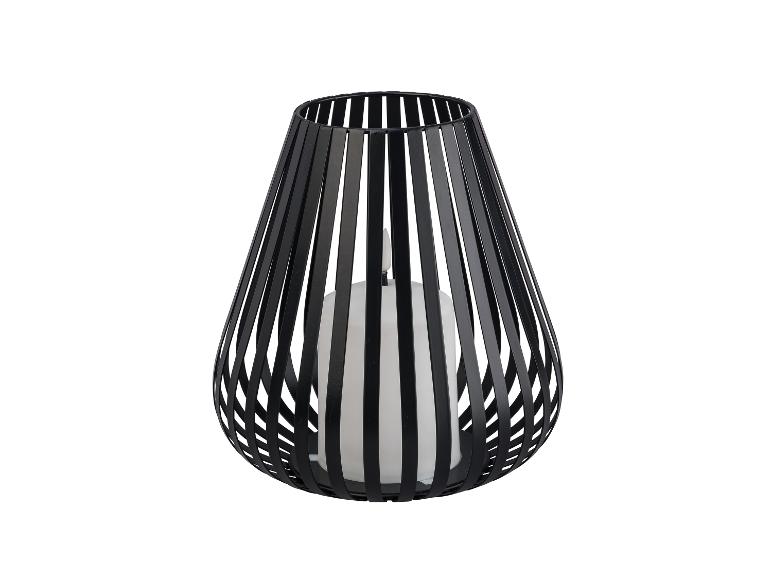 Ein schwarzer Kerzenständer aus Metall mit einer weißen Kerze.