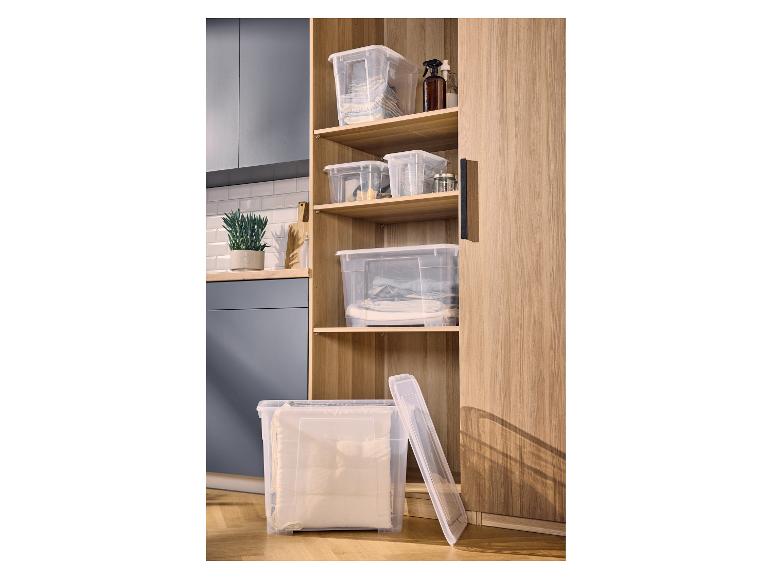 W5 Aufbewahrungsboxen mit Deckel im Holzregal und auf dem Boden.