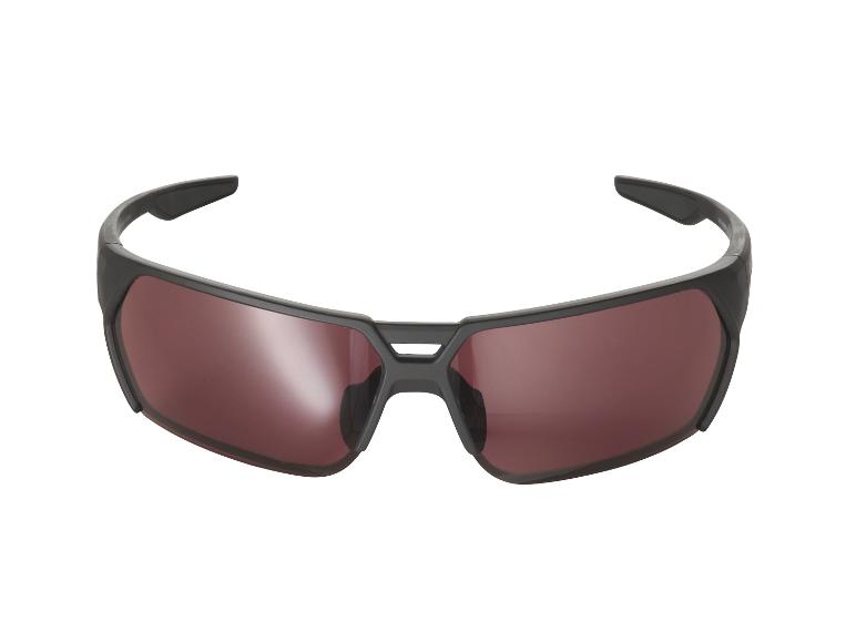 Sport Sonnenbrille mit dunklen Gläsern.