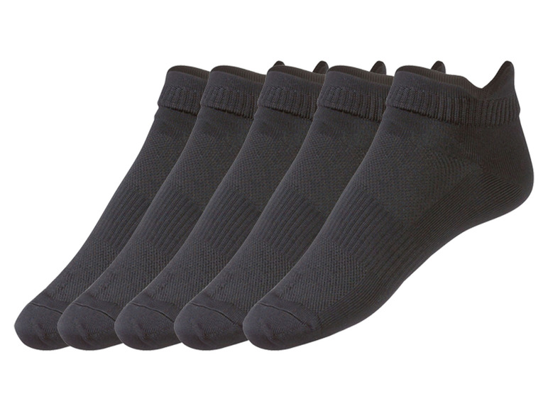 Fünf Paar schwarze Socken für Herren.