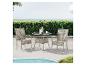Graues Rattan-Garten-Bistro-Set mit zwei Stühlen und einem runden Tisch mit Meerblick.
