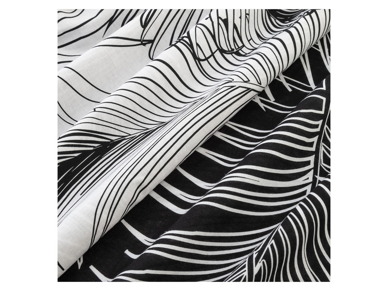 Nahaufnahme eines schwarz-weiß gestreiften Stoffes.