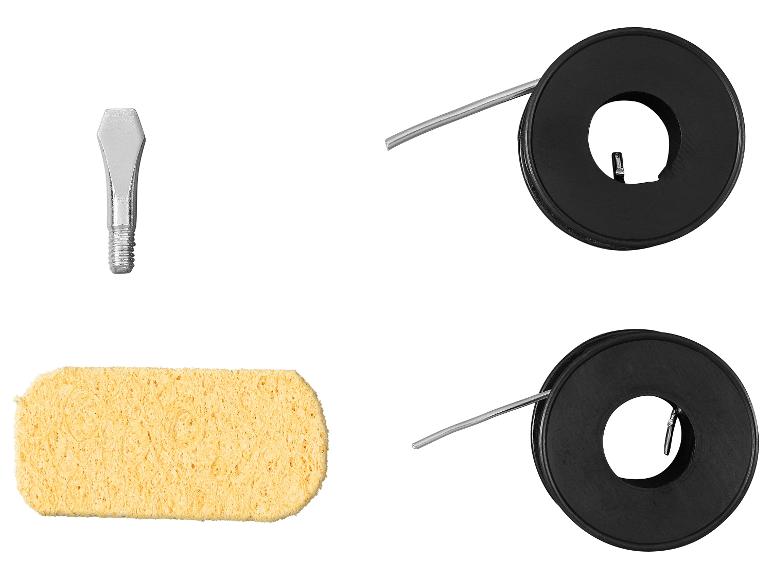 Lötkolbenspitze, Schwamm und zwei Spulen Lötdraht.