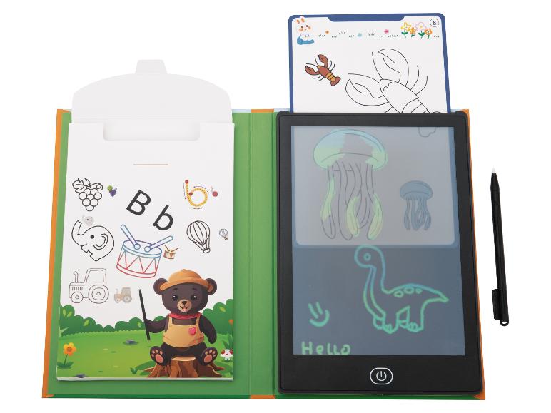 Ein offener Zeichenblock mit digitalem Zeichentablett und Stift.