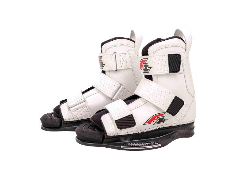 Paar weiße Wakeboard-Bindungen mit schwarzen Riemen und Sohlen.