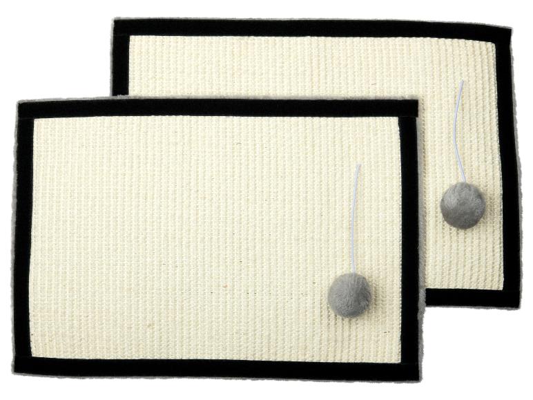 Zwei Kratzbretter mit einem Plüschball an einer Schnur.