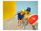 Zwei Personen in Fischerhüten, T-Shirts und Sommersocken spielen mit einem Strandball.
