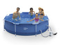 Eine Familie genießt ein Livarno Home Schwimmbecken mit Filterpumpe.