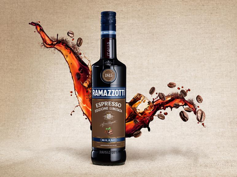 Espressolikörflasche mit Flüssigkeitsspritzer, Kaffeebohnen und Eiswürfeln.