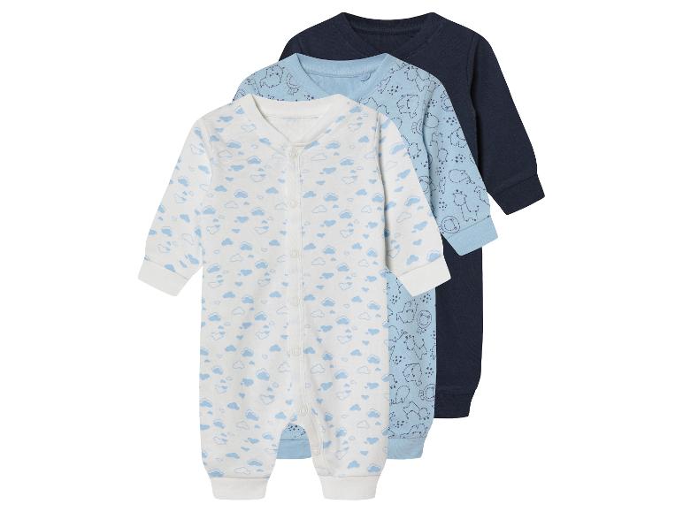 Drei Baby-Strampler: einer weiß mit Wolken, einer hellblau mit Sternen, einer dunkelblau uni.