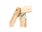 Holzdetail einer Schaukel mit Karabiner und orangefarbenem Seil.