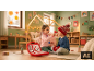 Kinder spielen Arzt mit einem Arztkoffer im Kinderzimmer.
