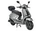 Grauer Motorroller mit schwarzem Sitz und Topcase.
