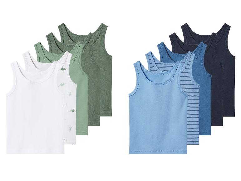 Sechs Jungen-Unterhemden: drei grüne und drei blaue, davon eines gestreift.