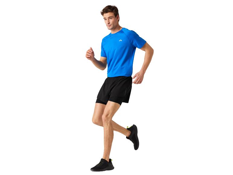 Mann beim Laufen in Sport-Shirt und Shorts.