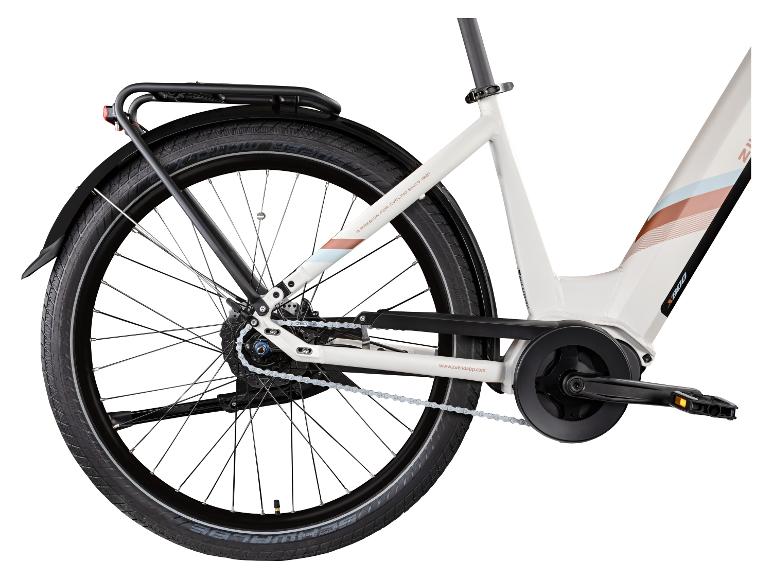 Weißes E-Bike mit Gepäckträger, Schutzblech und sichtbarer Kette.