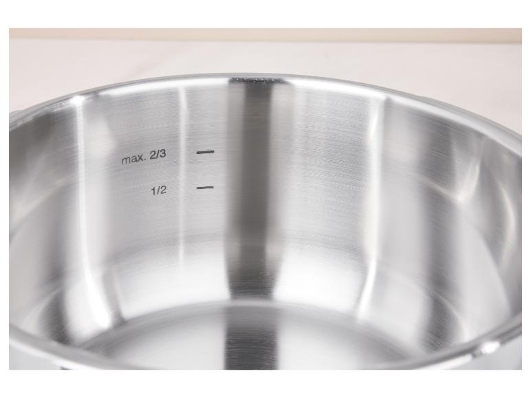 Innenseite eines Metallkochtopfs mit Messmarkierungen