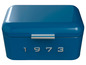 Eine blaue Metallbrotdose mit dem Jahr 1973.