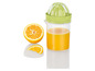Eine Zitruspresse mit frischem Orangensaft