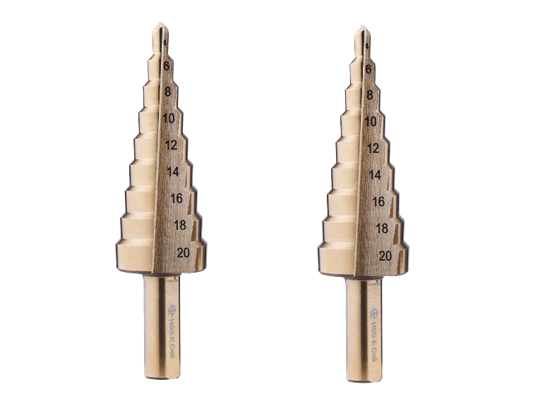 Zwei goldene PARKSIDE PERFORMANCE® Stufenbohrer mit einer Skala von 4 bis 20 mm.