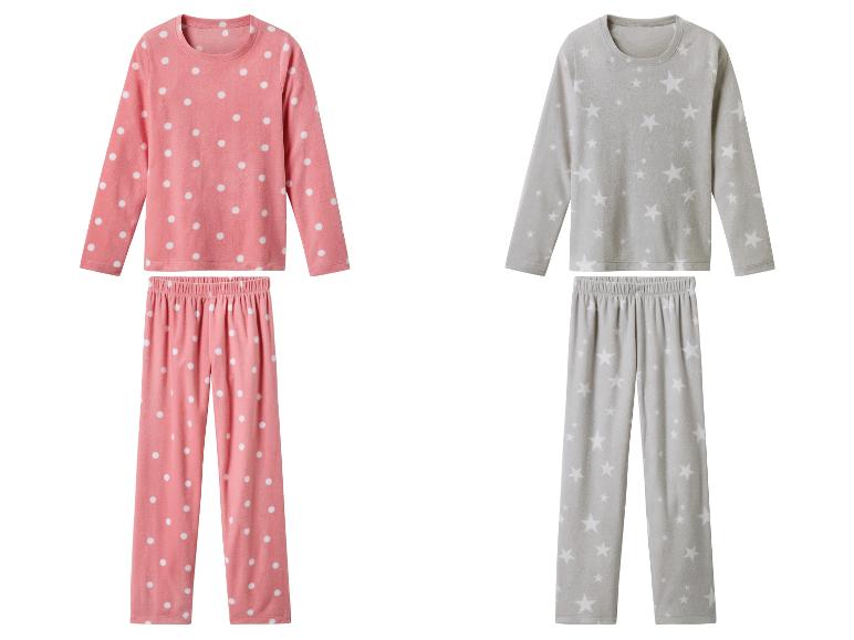 Zwei Pyjama-Sets: eines in Rosa mit weißen Punkten und eines in Grau mit weißen Sternen.