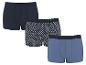Dreierpack Herren-Baumwollboxershorts: eine marineblaue, eine mit geometrischem Muster und eine hellblaue.