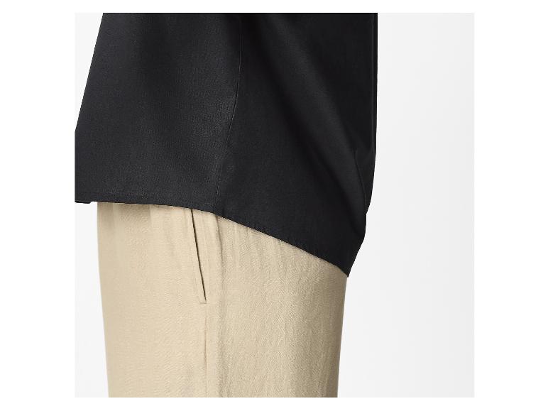 Unterer Teil eines schwarzen Hemdes und beiger Hose