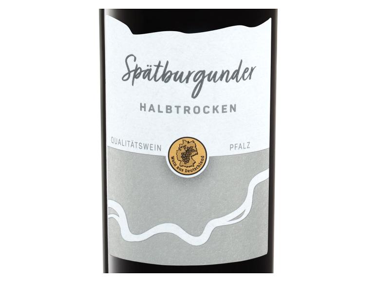 Eine Flasche Spätburgunder halbtrocken Qualitätswein aus der Pfalz.