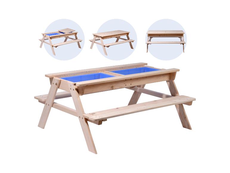 Hölzerner Kindertisch mit zwei blauen Sand-/Wasserbehältern und abnehmbaren Abdeckungen.