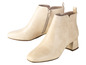 Zwei Paar beige Stiefeletten mit Absatz.