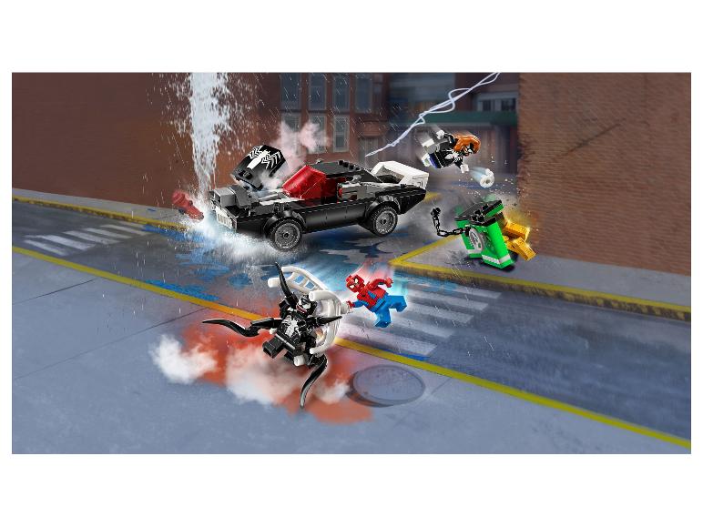 LEGO Spider-Man und Venom Minifiguren kämpfen auf einer Stadtstraße mit einem Auto.