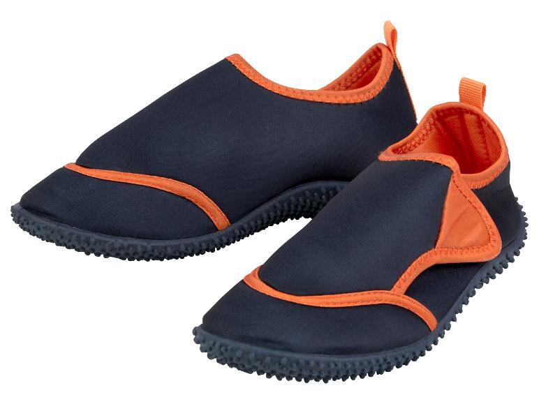 Ein Paar dunkelblau-orangefarbene Wasserschuhe.