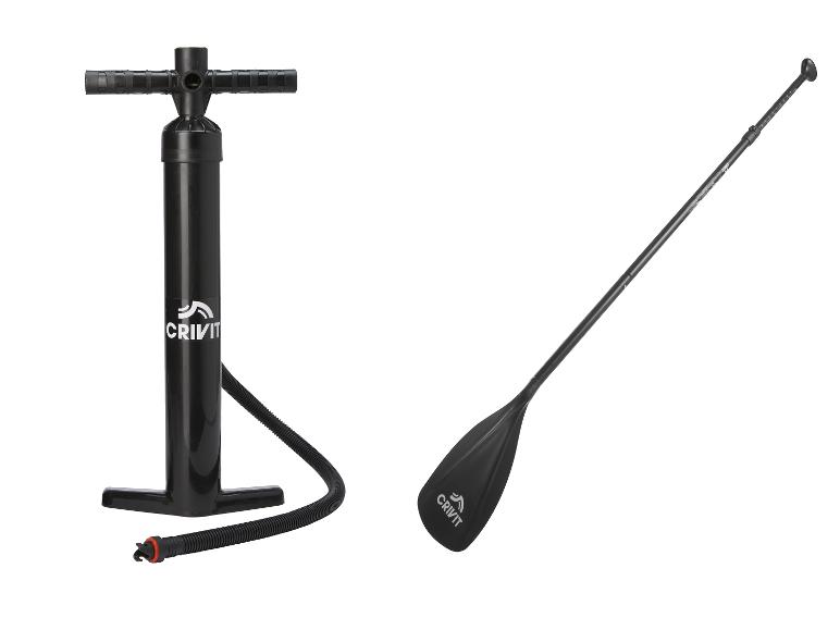 Schwarze Handpumpe mit Schlauch und ein schwarzes Paddel für Wassersport.