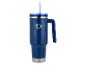 Blaue Thermotasse mit Griff, transparentem Deckel und Strohhalm.