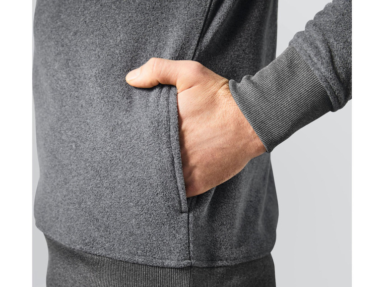Ein grauer Fleecepullover mit Taschen.