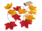 Herbstliche Lichterkette mit roten und gelben Ahornblättern und einem Batteriefach aus Jute.