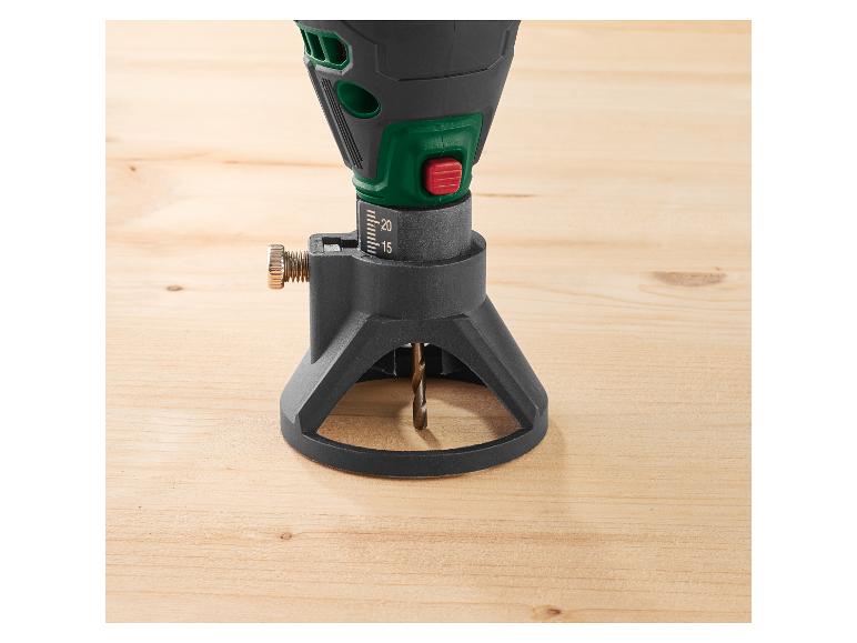 Elektrische Bohrmaschine mit Tiefenanschlag auf einer Holzoberfläche