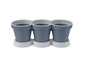 Drei graue Blumentöpfe mit weißen Untersetzern.