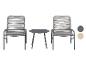 Gartenmöbel-Set mit zwei grauen Stühlen und einem runden Tisch.
