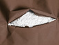 Brauner Sitzsack mit sichtbarer weißer Füllung.