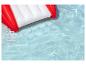 Rot-weiße Luftmatratze schwimmt in einem Pool mit blauem Wasser.