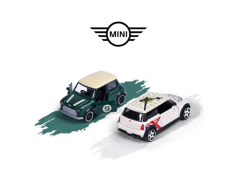 Zwei Spielzeugautos, eines grün mit offener Tür und Nummer 9, eines weiß mit Union Jack.