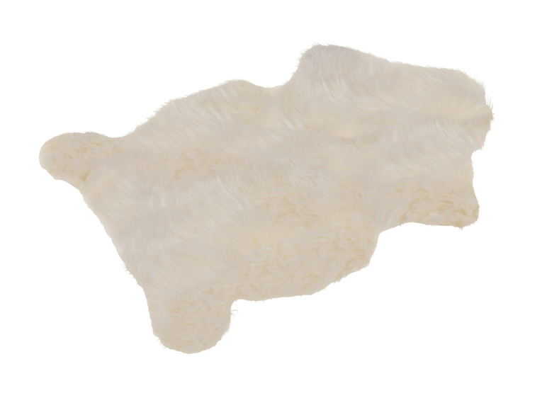 Ein weißer, flauschiger Teppich aus Kunstfell.