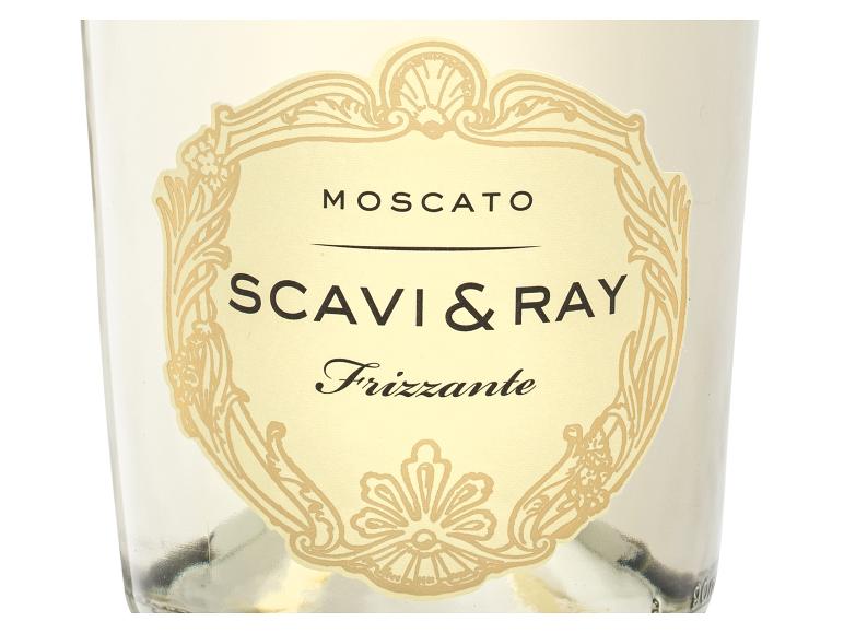 Moscato Frizzante Weinetikett mit verziertem Rahmen auf hellem Hintergrund.